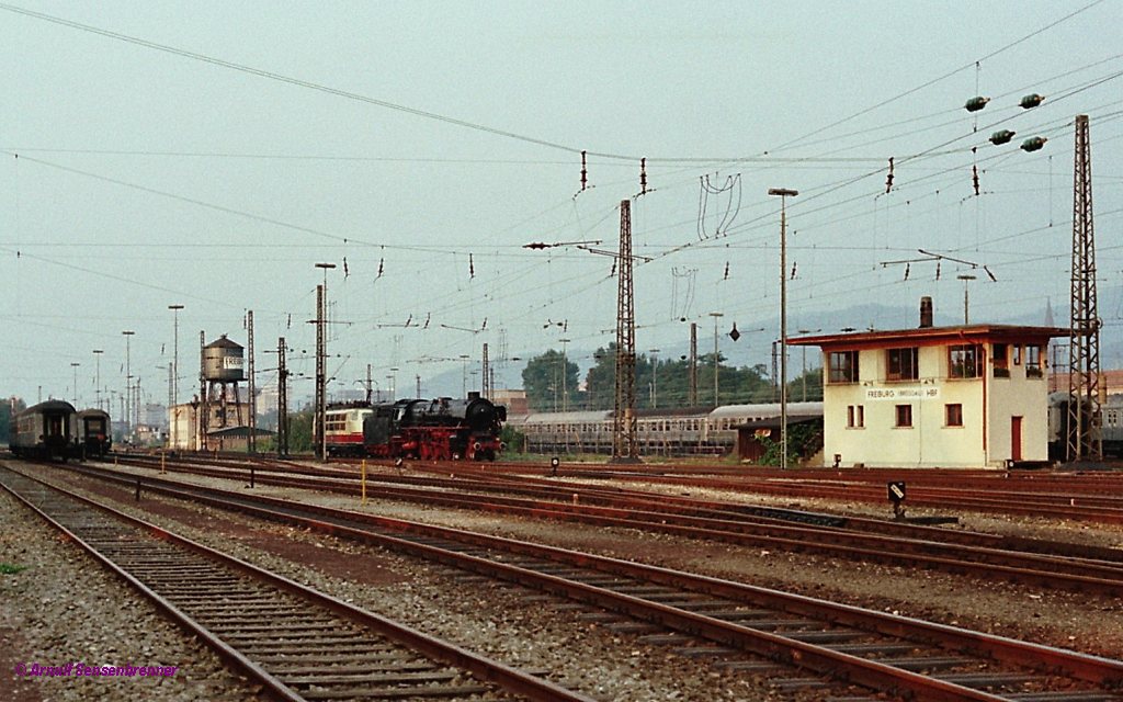 Eine DB 103 verlsst mit 01 1066 Freiburg in Richtung Ettlingen. 1982-09-12 Freiburg Bw-Fest