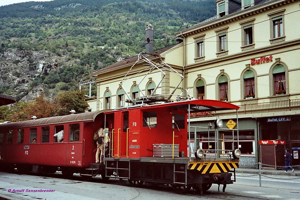 FO Te2/2 4926 (SLM1946) rangiert Personenwagen von der FO zur BVZ- damals noch zwei getrennte Bahnverwaltungen.
1981-09-25 Brig