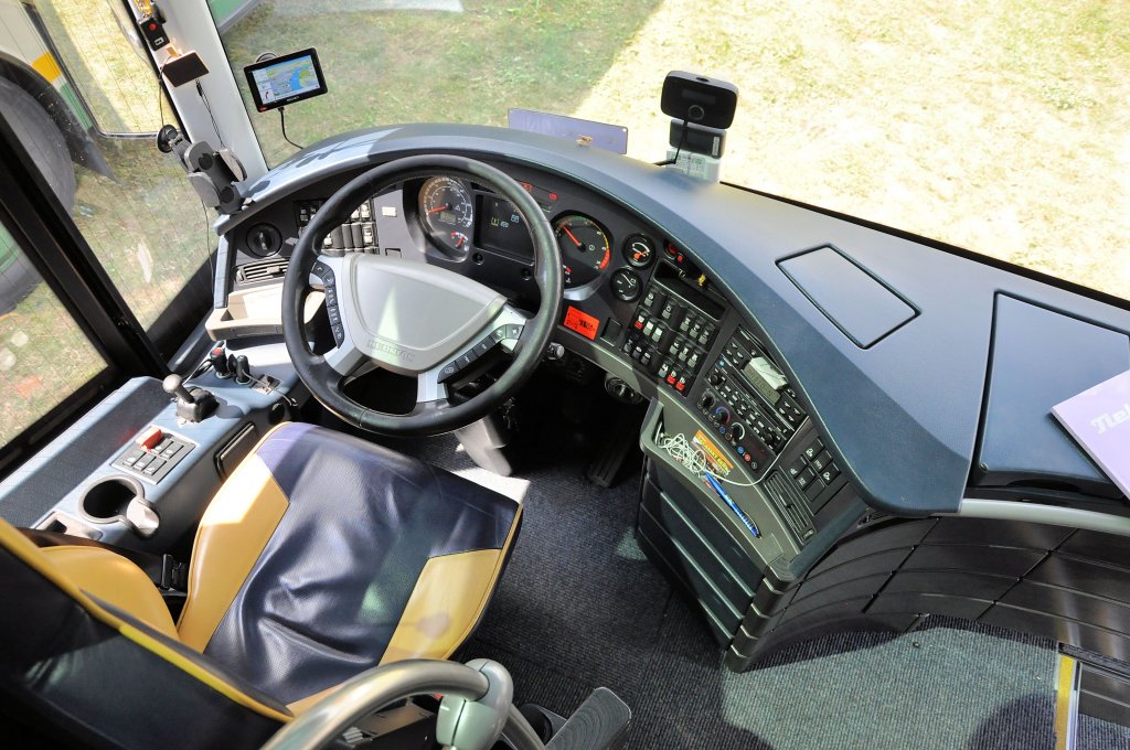 F�hrerstand im NEOPLAN STARLINER von TIEBER Reisen aus der Steiermark/�sterreich am 13.7.2013 in Krems an der Donau.