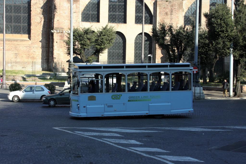 F�r diesen  Bus , ein einer Stra�enbahn nachempfundenen Stadtrundfahrt
Fahrzeug habe ich keine Typenbezeichnung gefunden. In Rom sah ich diese
 Trambahn  am 9.1.2006 im Stadtverkehr.