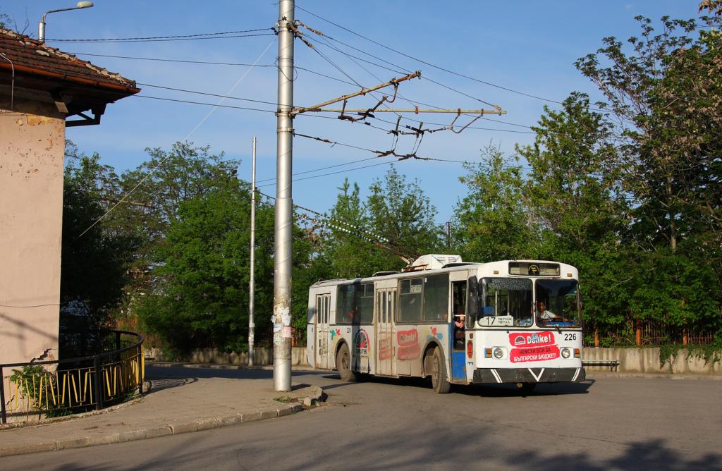 Ganz vorsichtig fuhr der Fahrer dieses ZIU 9 O-Bus um die neunzig Grad
Kurve, um nicht die Stromf�hrung zu verlieren. Gesehen und aufgenommen
am 5.5.2013 in der bulgarischen Stadt Pernik.