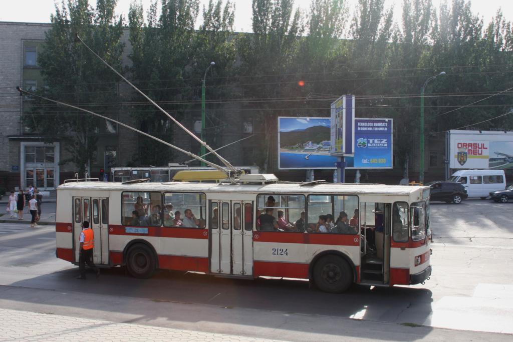 Hauptstadt Chisinau / Moldawien  4.9.2009
Trolley Bus sowjetischer Bauart ZIU 9 in der Stadtmitte. 
Soeben hat der Bus die Stromf�hrung verloren. 
Ein Pantograph h�ngt daneben und er Fahrer versucht diesen
wieder  aufzugleisen .
