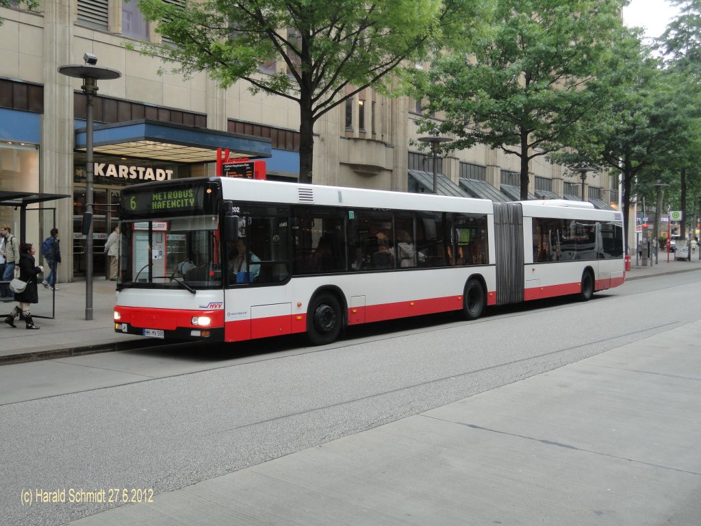 HHA 7202 am 27.6.2012 auf der Metrobus-Linie 6 in die Hafencity an der Haltestelle Gerhart-Hauptmann-Platz in der M�nckebergstr.
