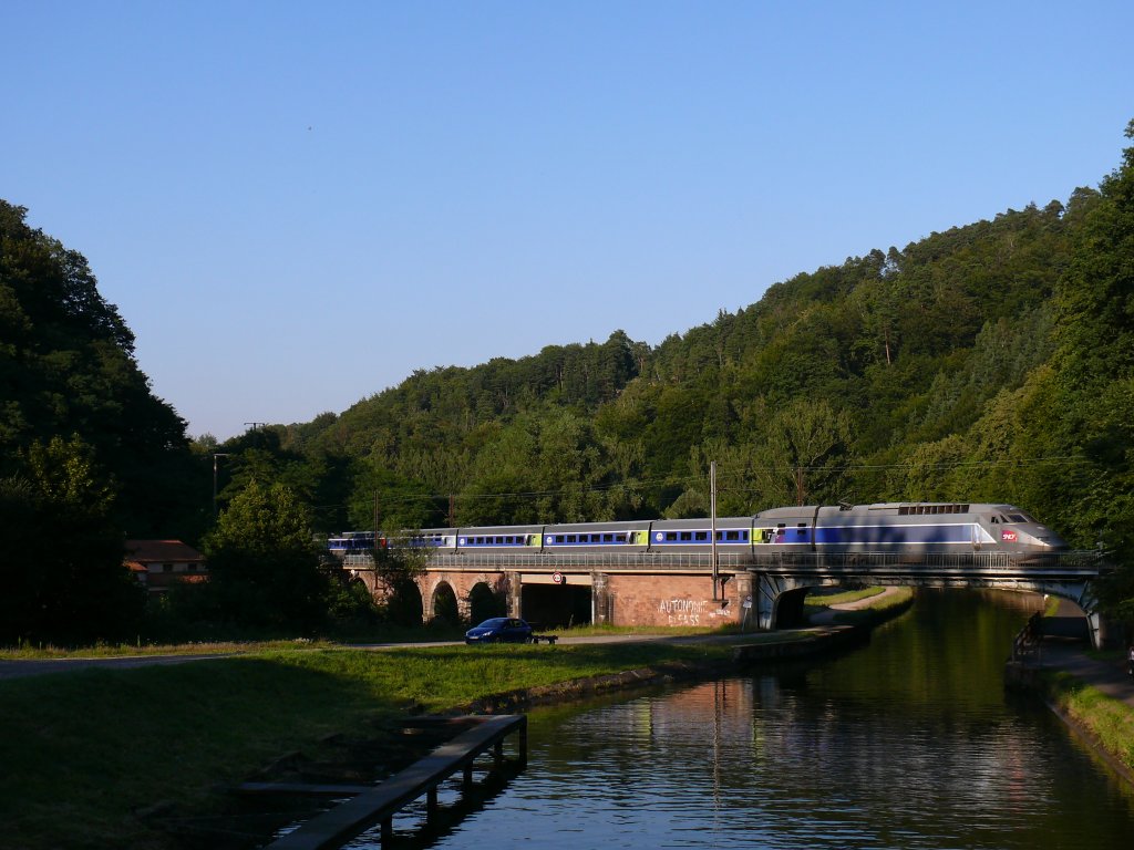 Hinter Saverne steigt die Strecke Richtung Westen und berquert mit einer Brckenkonstruktion nacheinander die Zorn, die Departemenalstrae und den Rhein-Marne-Kanal. 

TGV-542 (TGV-Rseau) fhrt als Zug TGV2449 (Paris17:24-Strasbourg19:42) nach Strasbourg. 

04.08.2007 hinter Saverne