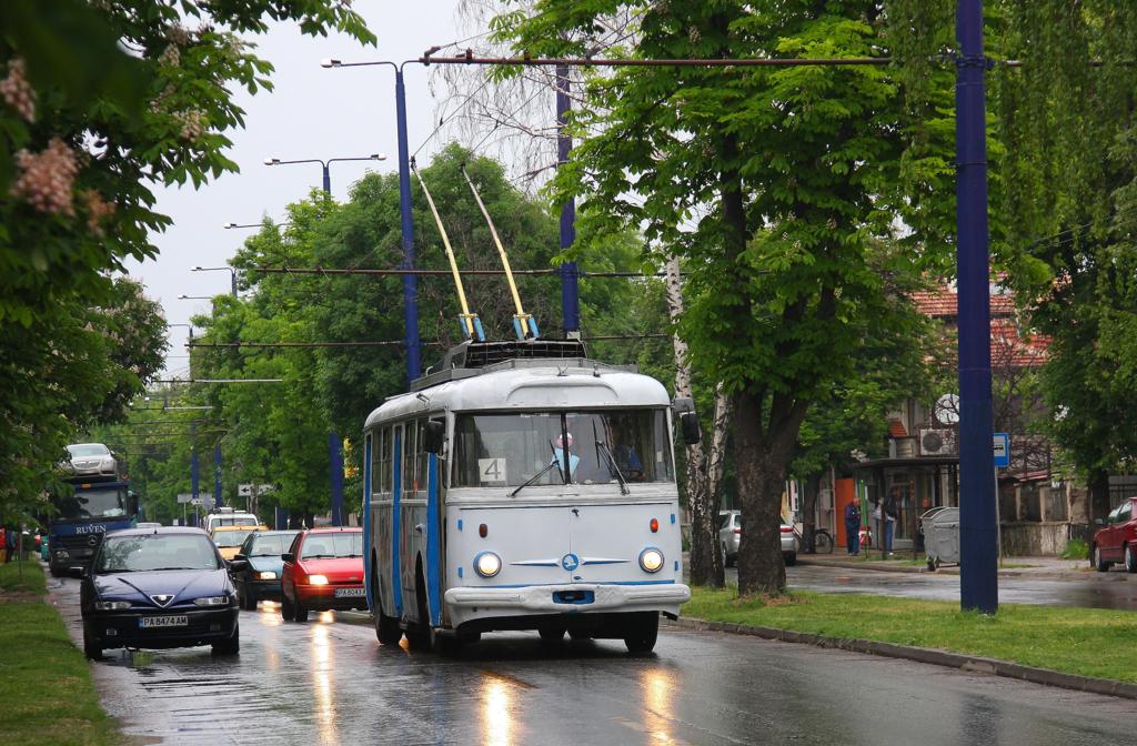 In der bulgarischen Stadt Pazardzik gibt es eine O-Bus Linie, auf der noch
alte Skoda Busse Dienst verrichten. Am 8.5.2013 entstand diese Foto mit
dem sich nach einem Regenguss auf der Stra�e spiegelnden Scheinwerferlichtern.