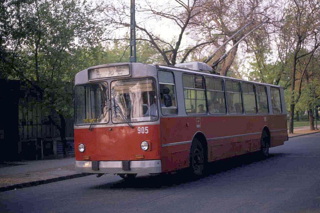 In der Stadtmitte von Budapest verkehrte am 16.4.1989 eine O-Bus Linie
mit sowjetischen ZIU 9 Typen. 
Trolleybus Nr. 70 ist hier am 16.4.1989 unweit des Eisenbahnmuseum eingesetzt.