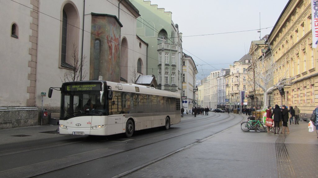 IVB Solaris Urbino 12 auf der Linie E nach Hauptbahnhof an der Haltestelle Anichstra�e/Rathausgalerien am 8.12.2012.