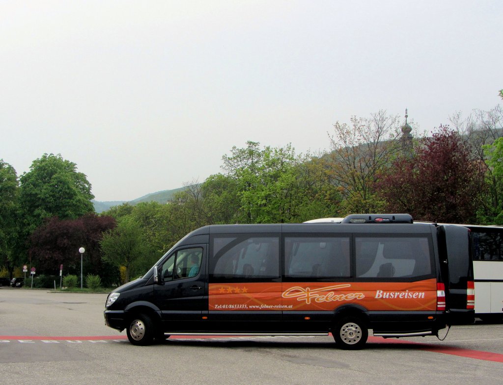 Kleinbus MERCEDES BENZ Sprinter von FELNER Busreisen aus �sterreich am 29.4.2013 in Krems an der Donau.