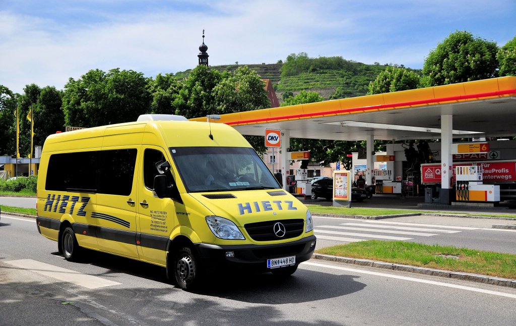 Kleinbus MERCEDES BENZ SPRINTER von HIETZ Busreisen aus Nieder�sterreich am 15.5.2013 in Krems unterwegs.