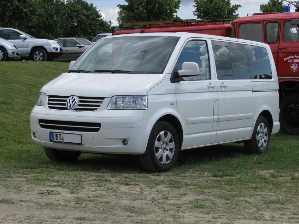 Kleinbus VW T 5 aus dem Landkreis Bad Doberan (DBR) fotografiert beim Oldtimertreffen in Gnoien [25.06.2011]
