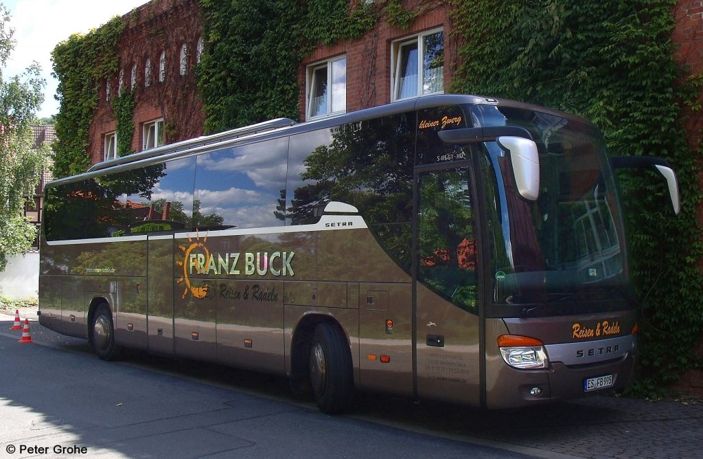 Leider im Schatten, daf�r aber mit sch�nem Spiegelbild in den Scheiben: Setra 415 GT-HD von Franz Buck Reisen und Radeln aus Weilheim, fotografiert in Wernigerode am 09.06.2012
