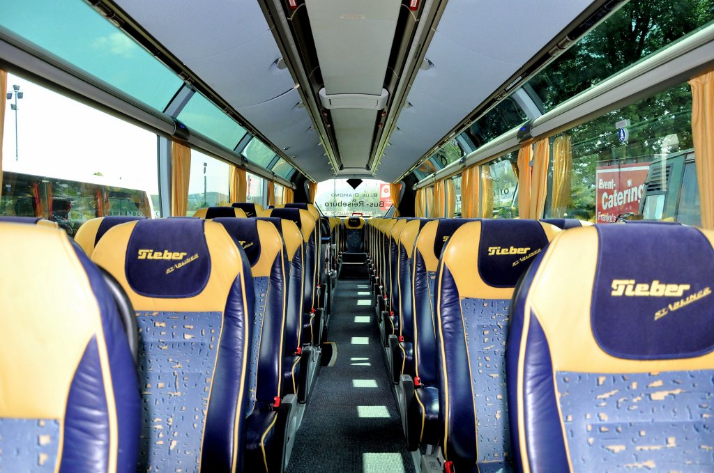 Luxuri�se Sitze im NEOPLAN STARLINER von TIEBER Reisen aus der Steiermark/�sterreich am 13.7.2013 in Krems an der Donau.