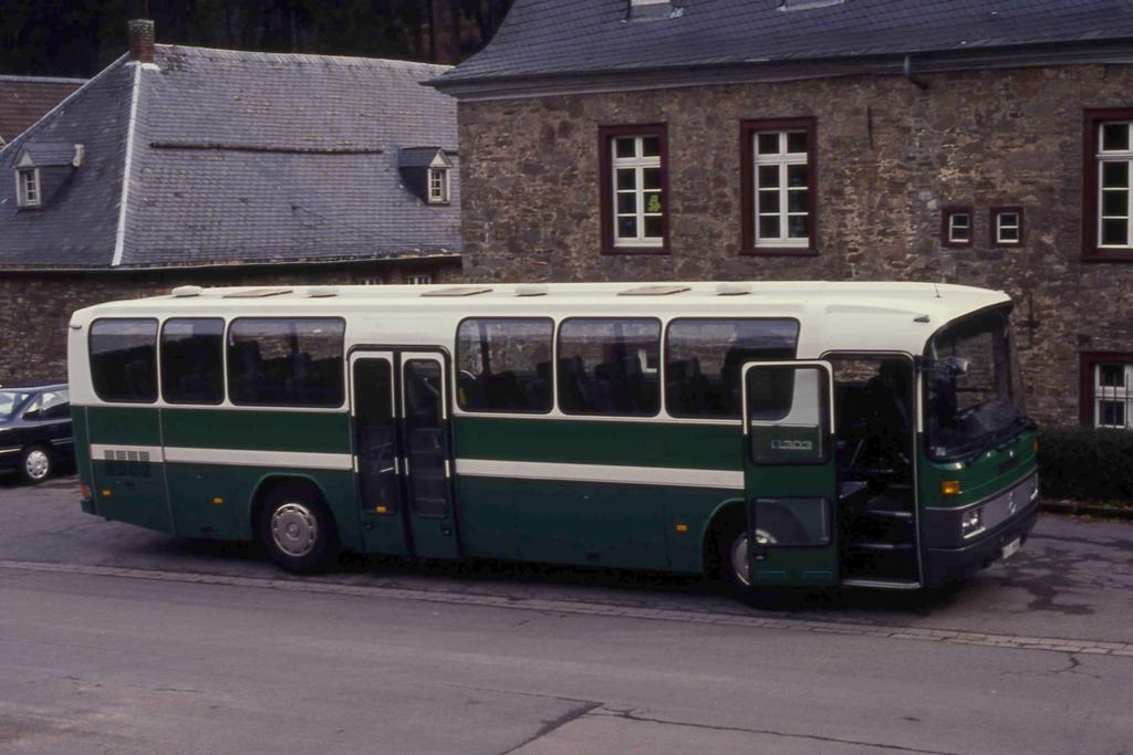 Mercedes 303, vorrangig als Transportfahrzeug f�r das
Polizei Musik Korps K�ln genutzt,hier am 21.3.1994 in
Gimborn bei Marienheide.