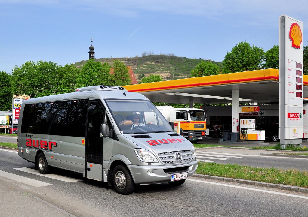 MERCEDES BENZ Kleinbus von AUER Reisen aus �sterreich am 27.4.2013 in Krems an der Donau gesehen.
