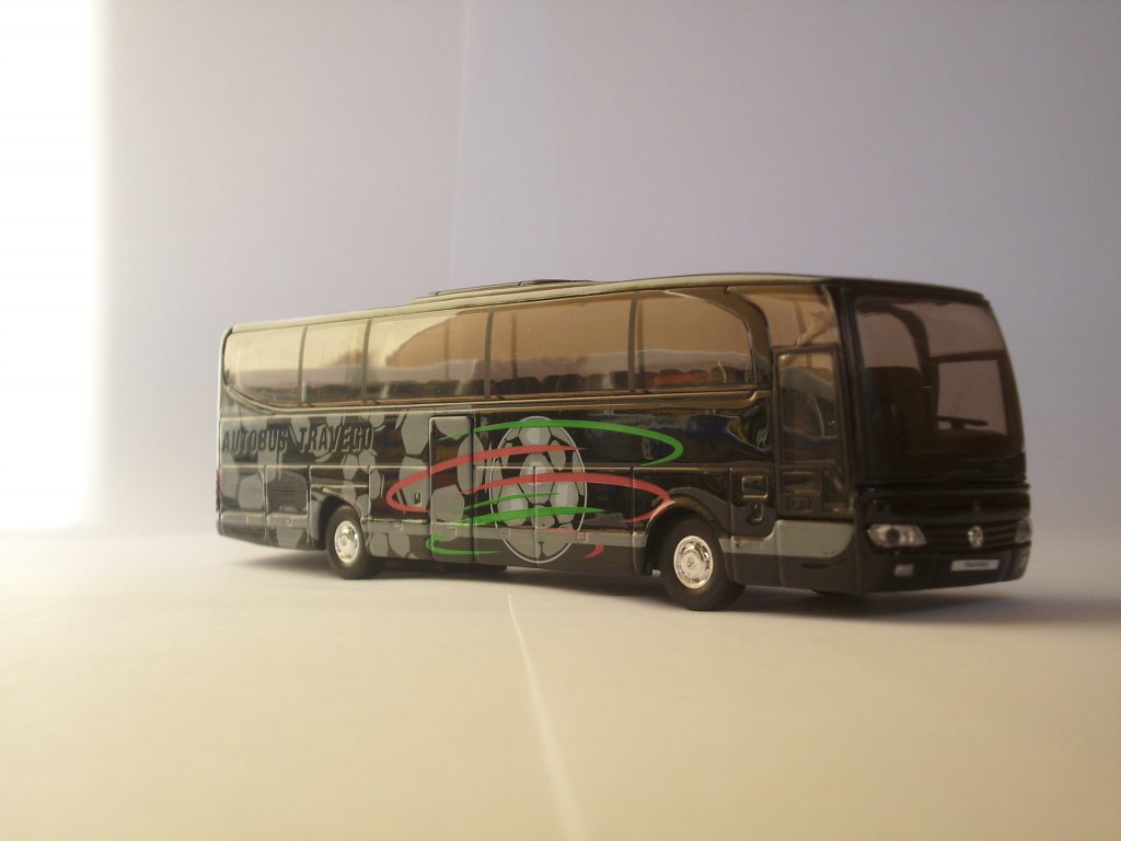 Mercedes Travego mit Fu�ball Bedruckung.