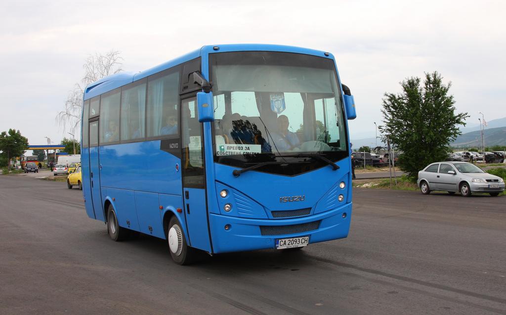 Nahe Septemvri in Bulgarien begegnete mir am 9.5.2013 dieser kleine 
Isuzu Reisebus.