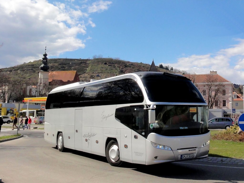 NEOPLAN CITYLINER aus Deutschland f�hrt am 13.4.2013 durch Krems an der Donau.