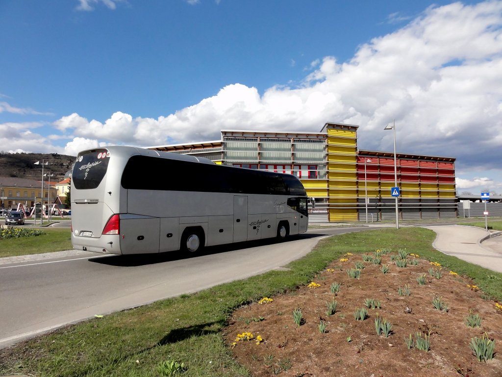NEOPLAN CITYLINER aus Deutschland f�hrt am 13.4.2013 durch Krems an der Donau.