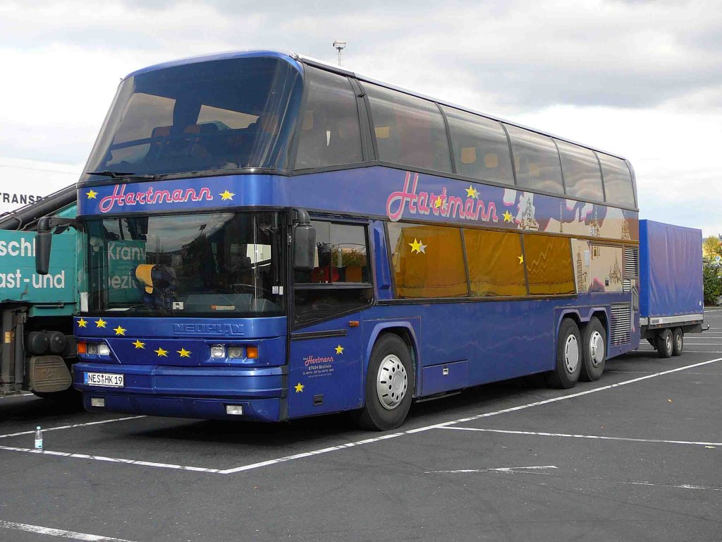 Neoplan des Busunternehmens  Hartmann  steht auf dem Autohof Werneck, 14.10.2009

