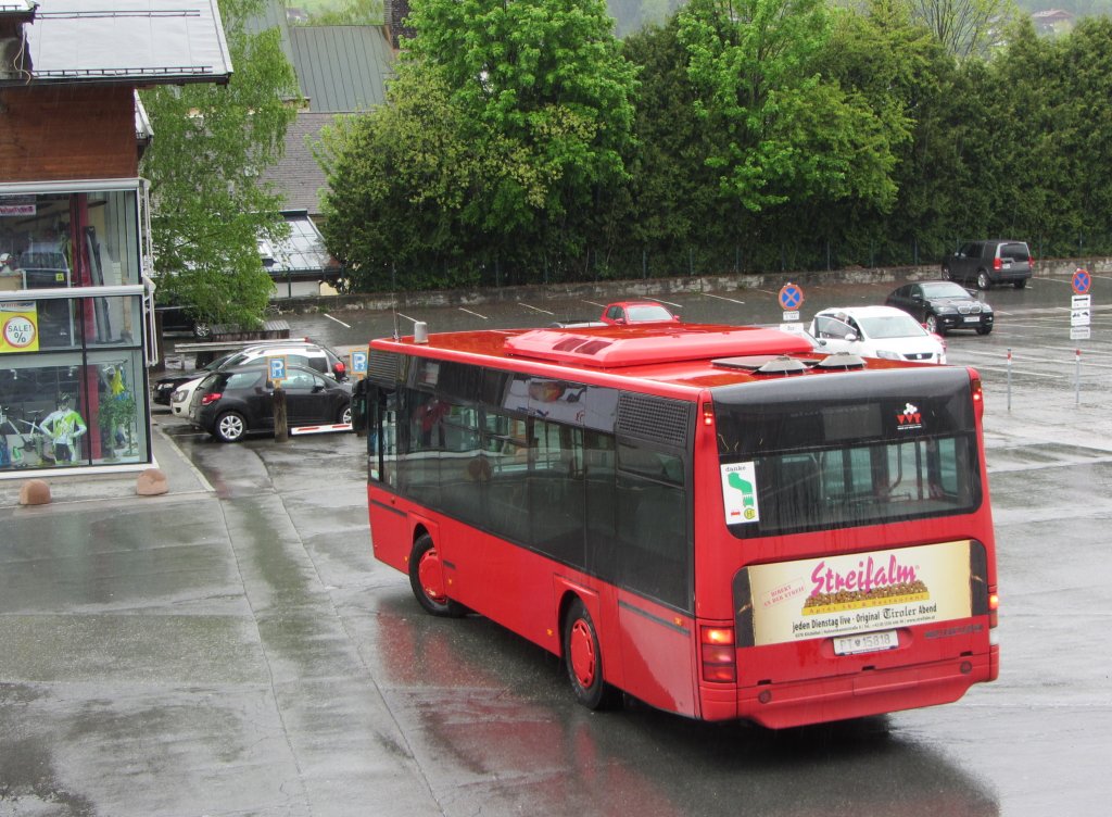 Neoplan Linienbus am Hahnenkammbahnhof in Kitzb�hel.(11.5.2013)