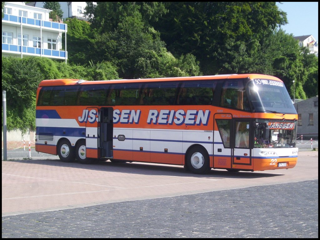 Neoplan Spaceliner von Janssen Reisen aus Deutschland im Stadthafen Sassnitz.

