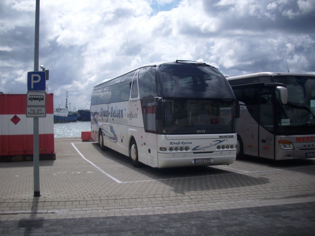 Neoplan Starliner von Krau�-Reisen aus Deutschland in Sassnitz.