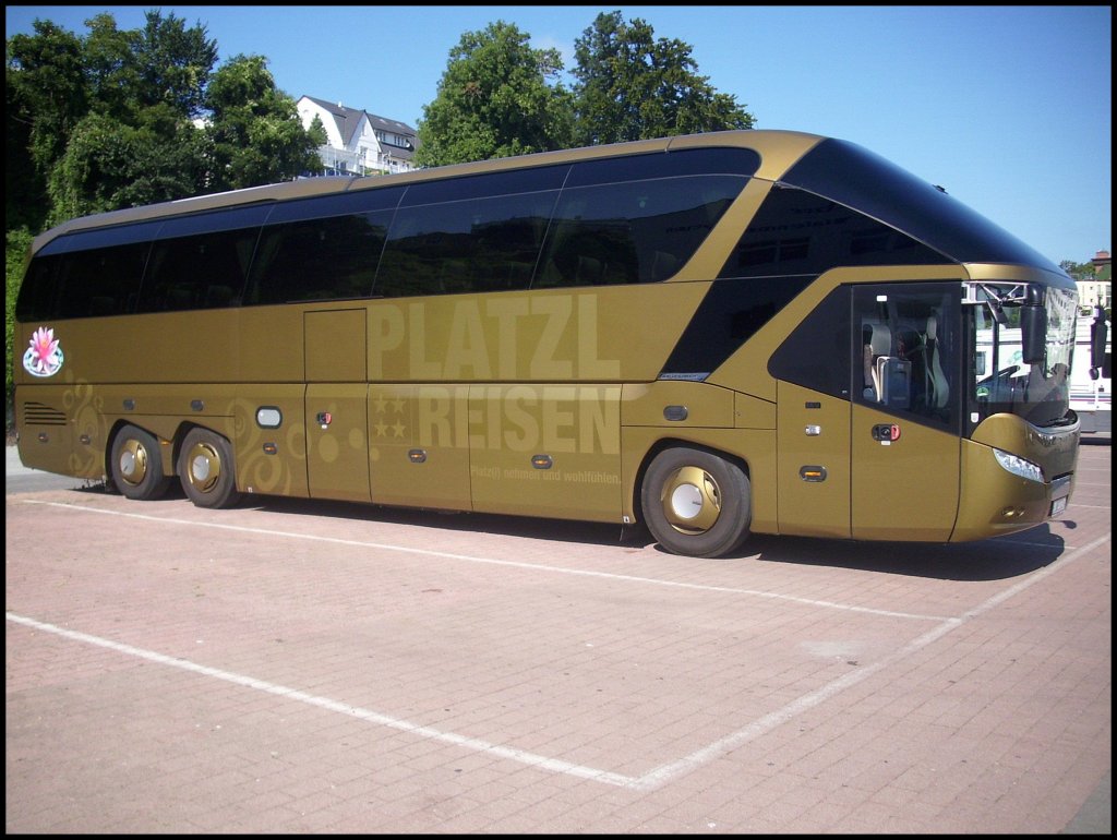 Neoplan Starliner von Platzl-Reisen aus �sterreich im Stadthafen Sassnitz.