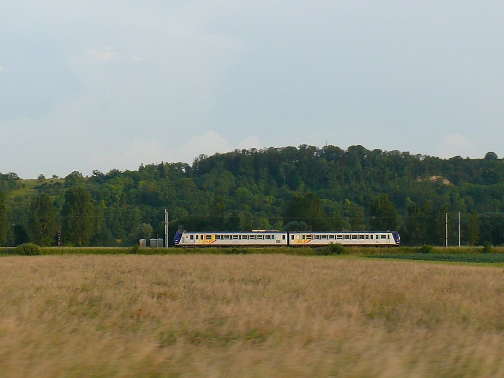 stlich von Saverne treten die Vogesenhhen zurck. In der hgeligen Landschaft ist hier ein Z11500, mit gelber MetroLOR-Beschriftung der Region Lorraine, als Regionalzug TER30349 von Metz nach Strasbourg unterwegs. 07.06.2007 bei Schwindratzheim