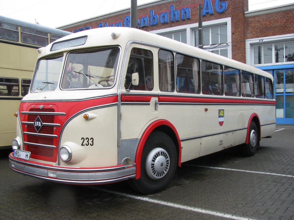Omnibus H 6 B/L, Nr 233, aus der Hansestadt Rostock (HRO) anl��lich 130 Jahre Strba in Rostock [27.08.2011]