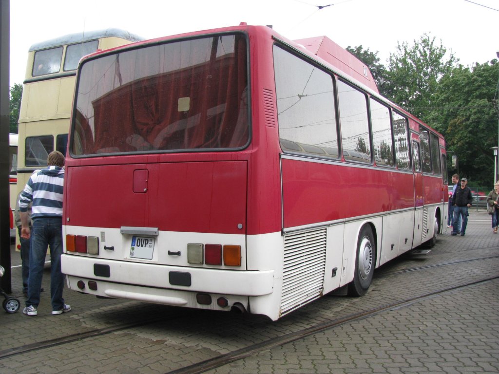 Omnibus Ikarus 250 SL aus dem Landkreis Ostvorpommern (OVP) anl��lich 130 Jahre Strba in Rostock [27.08.2011] 