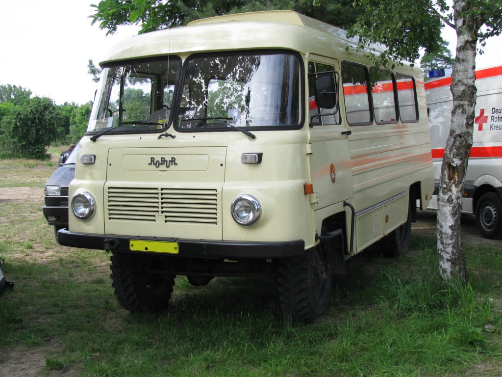 Omnibus ROBUR LD 3001 der ehem. Gesellschaft f�r Sport und Technik [GST] aus dem Bezirk Potsdam beim 13. Perleberger Oldtimer- und Milit�rfahrzeugtreffen, Flugplatz Perleberg [10.07.2011]
