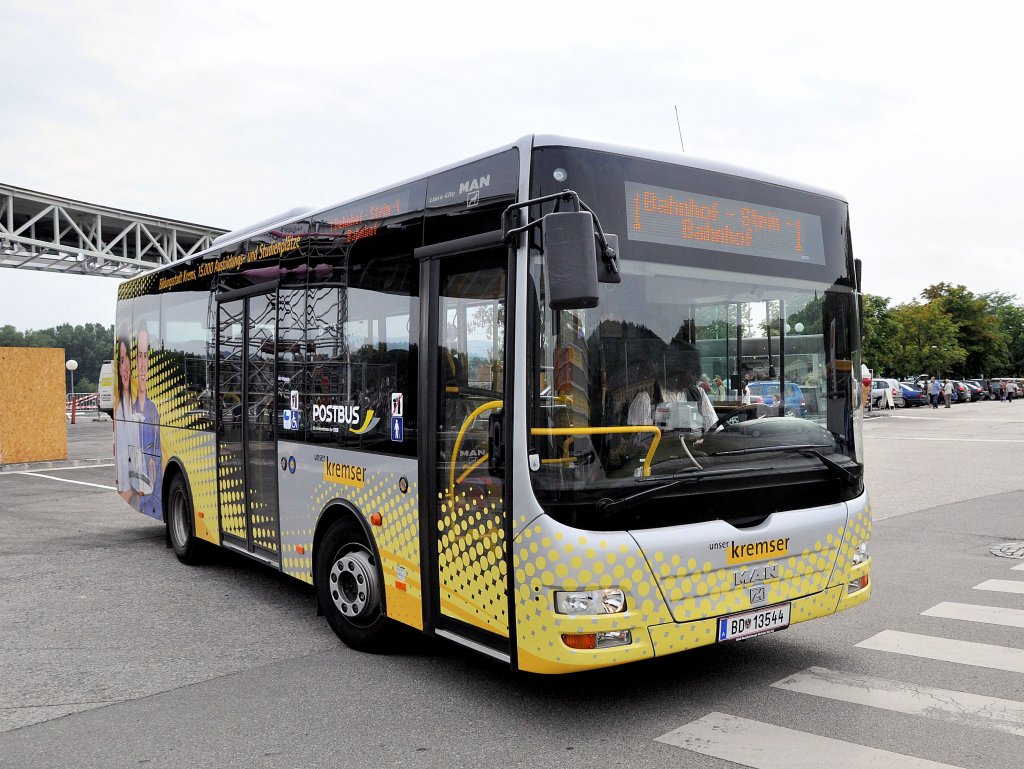 POSTBUS MAN LIONs CITY,seit Sommer 2011 die neuen Stadtbusse  unser Kremser im Auftrag der Stadt Krems an der Donau/�sterreich.Hier bei der Haltestelle  Schiffstation.Foto vom Herbst 2011.