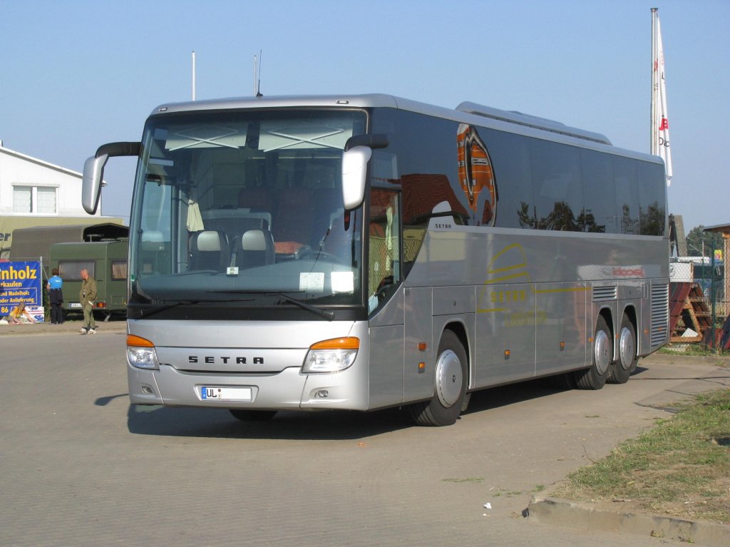 Reiseomnibus SETRA ... aus Ulm (UL) fotografiert beim 6. gro�e TATRA-Treffen Seehausen/Altmark [20.09.2009]
