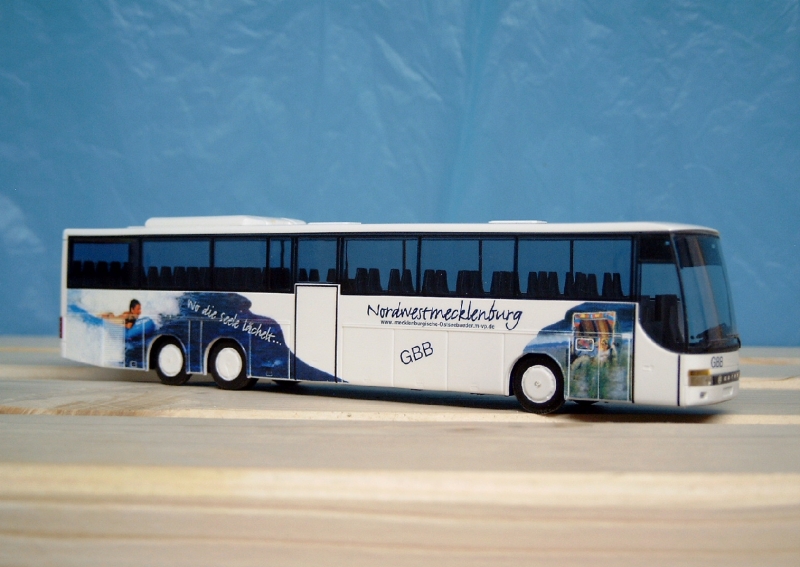 Reiseomnibus Setra S 319 GT-HD der Grevesm�hlener Busbetriebe (GBB); mit Werbung f�r den Landkreis Nordwestmecklenburg (NWM) als Urlaubsregion, Epoche V [Modell: AMW 71519]