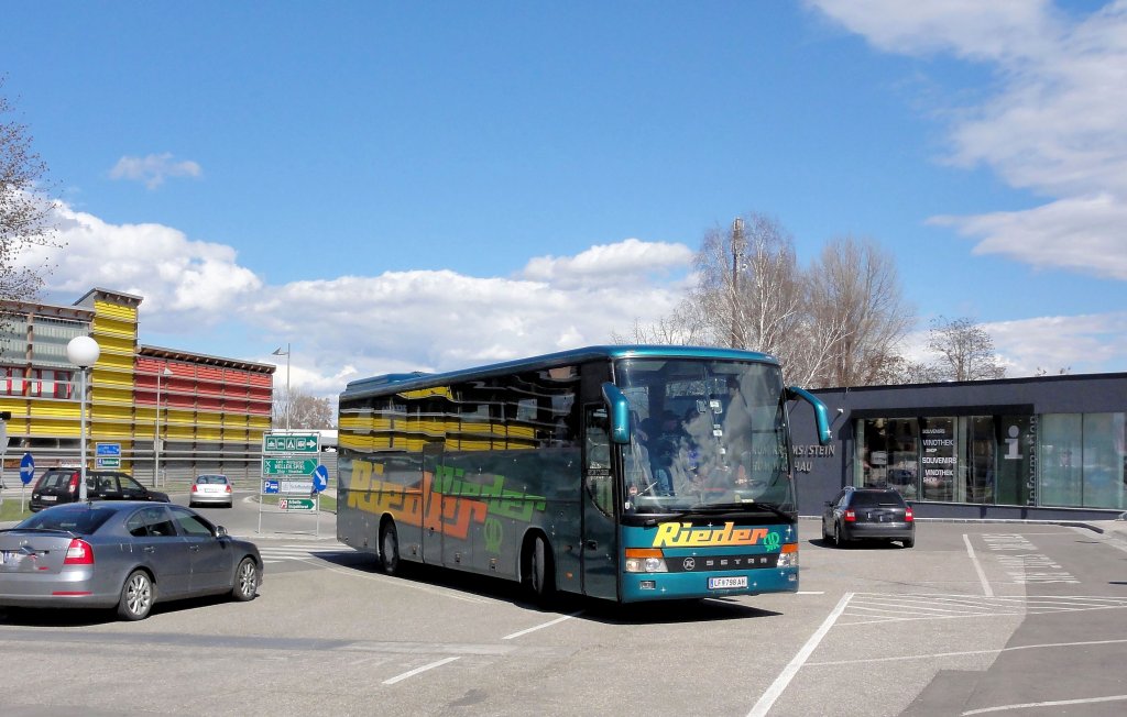 SETRA 315 GT-HD von RIEDER Reisen aus Nieder�sterreich am 13.4.2013 in Krems an der Donau.
