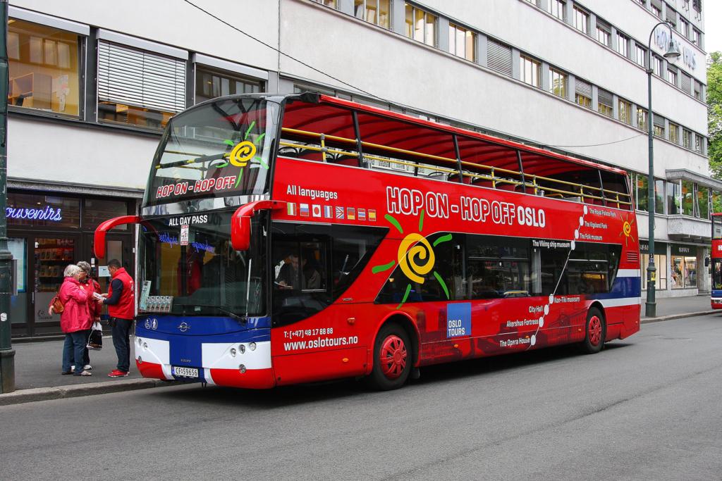 Sightseeing Bus mit offenem Oberdeck Volvo
am 12.6.2012 in Oslo unweit des Parlaments.