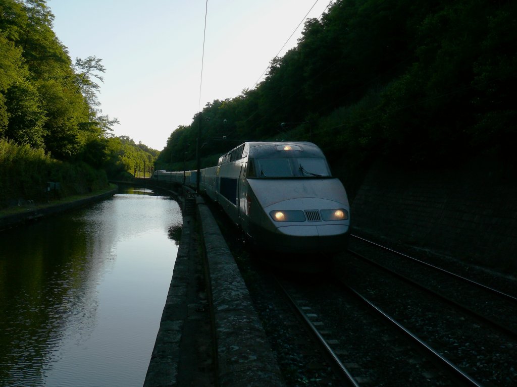 Sommerabend am Rhin-Marne-Canal.
SNCF TGV-R  unterwegs Richtung Osten.

18.07.2010 Arzviller