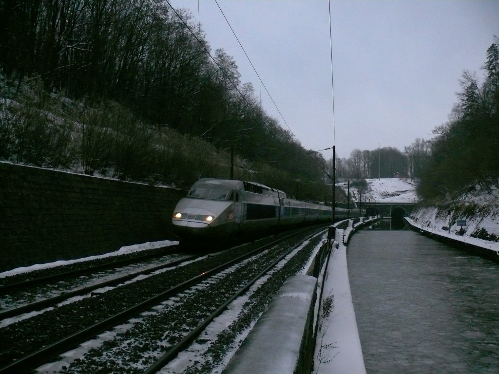 Vogesenwinter am Rhin-Marne-Canal.  TGV-R   fhrt als Zug TGV2440 von Strasbourg nach Paris-Est.

09.01.2010 Arzviller