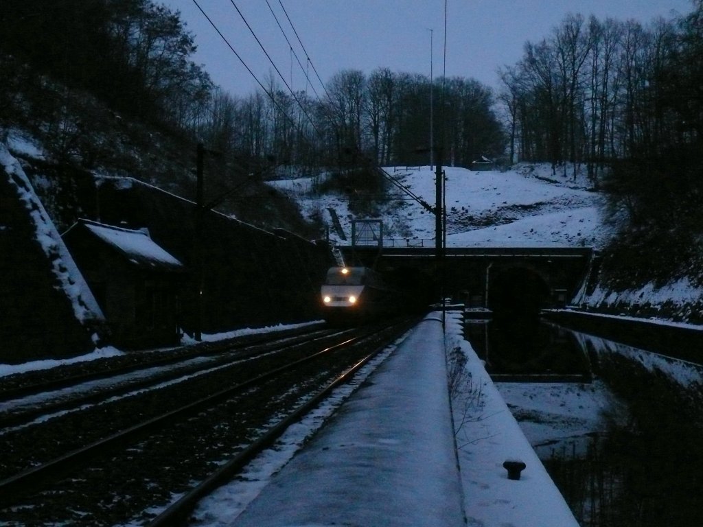 Vogesenwinter am Rhin-Marne-Canal.  TGV-R fhrt aus dem Arzviller-Tunnel auf dem Weg als TGV5454 von Strasbourg nach Bordeaux2319 gen Westen.

09.01.2010 Arzviller