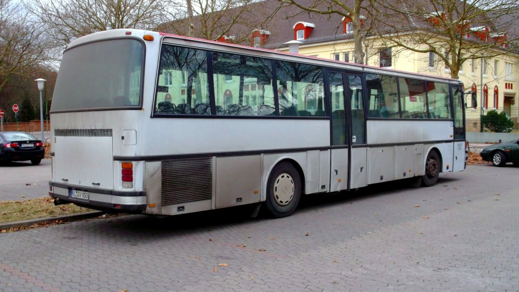 Vom Privatunternehmen Gunther Vicari war dieser Setra S215 UL am 26.2.12 in der N�he des Hauptfriedhofs in Kaiserslautern abgestellt.