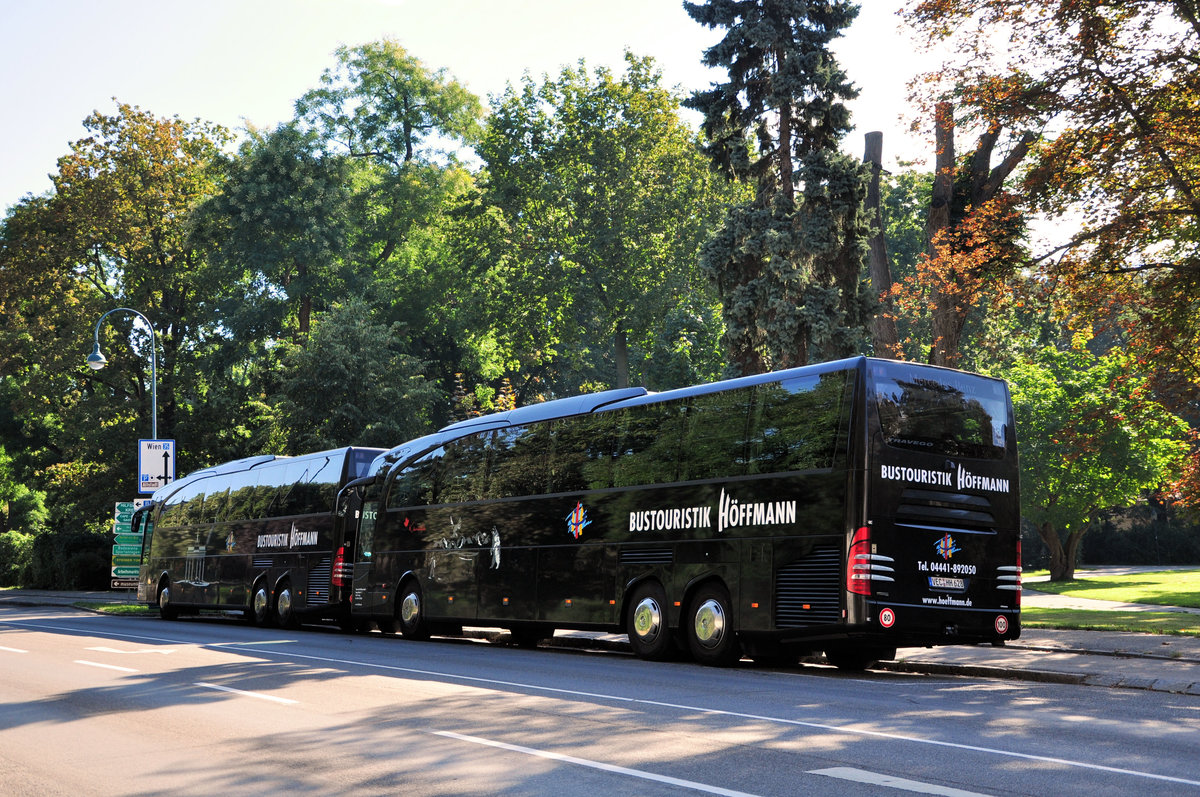 2 Mercedes Travego von H�ffmann Reisen aus der BRD in Krems gesehen.