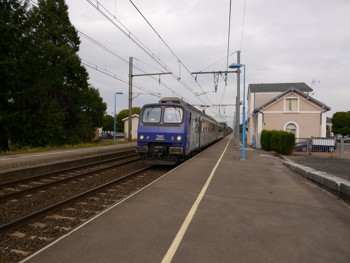 2014-09-17 343 Salbris SNCF-Z7360 TER61411=Orléans1302-Salbris1341_42-Châteauroux1450.

Übergang zur Meterspurstrecke der Chemin de fer du Blanc-Argent zwischen Salbrisüber den Betriebsmittelpunkt Romorantin und Gièvres (auch hier Übergang zum Normalspurnetz) nach Valençay.