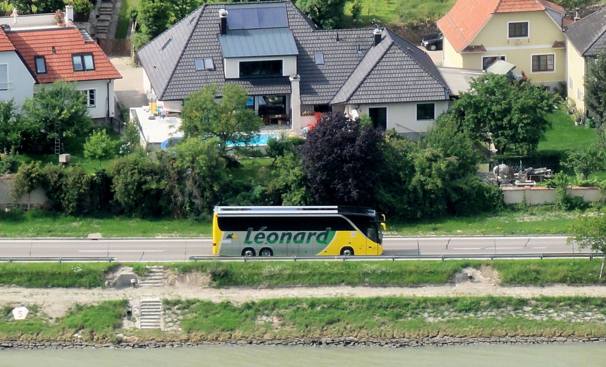 7.7.2013,vom gegen�berliegenden Donauufer bei Krems / von der Ferdinandswarte diesen SETRA 416 GT-HD von LEONARD / Belgien fotografiert(300mm).