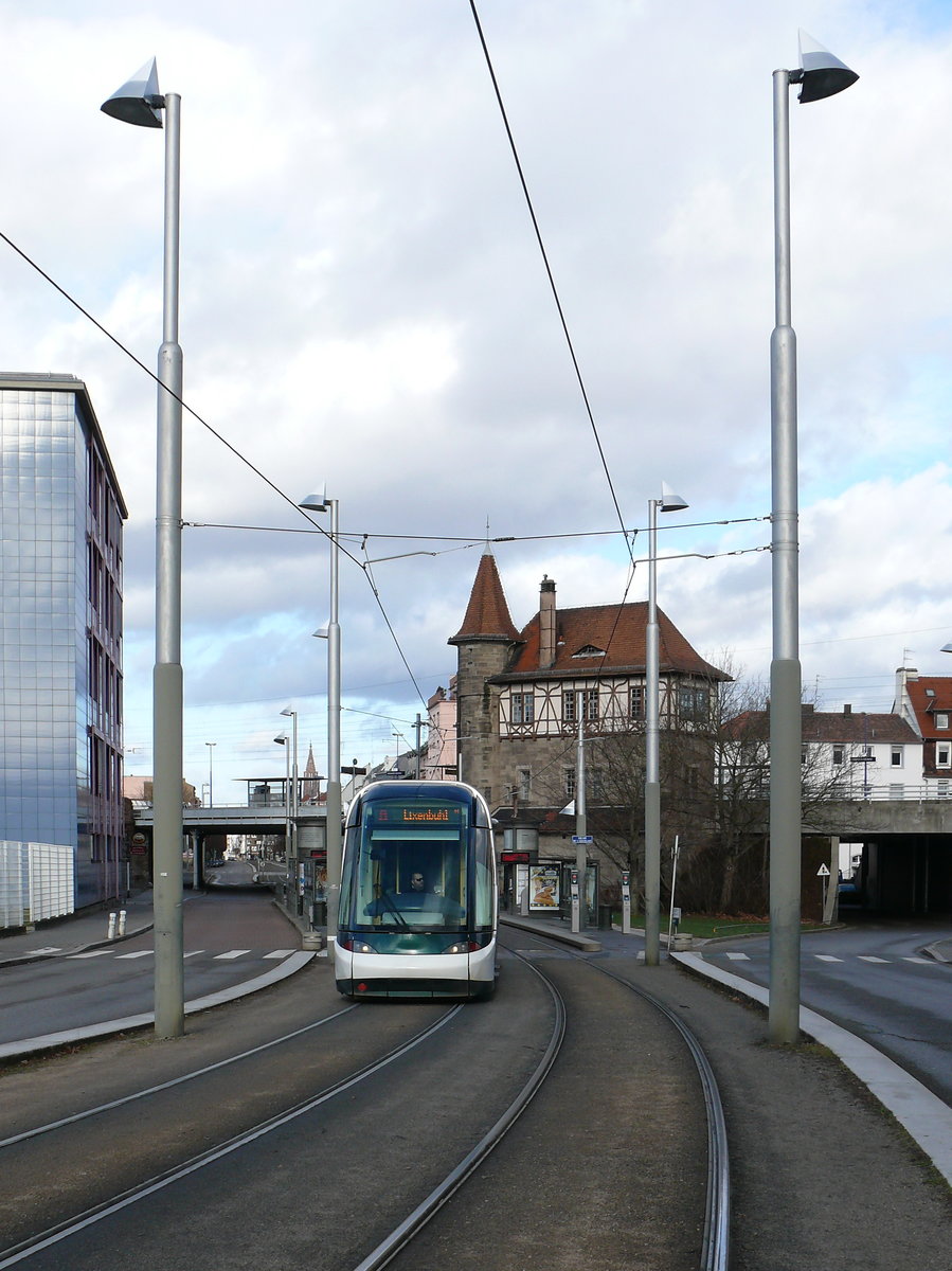 CTS Tram-2012 (Alstom Citadis) unterwegs auf der Linie A nach Lixenbuhl.
Auf der Eisenbahnbrcke befindet sich der Haltepunkt Krimmeri-Meinau.

2012-12-30 Strasbourg Krimmeri 