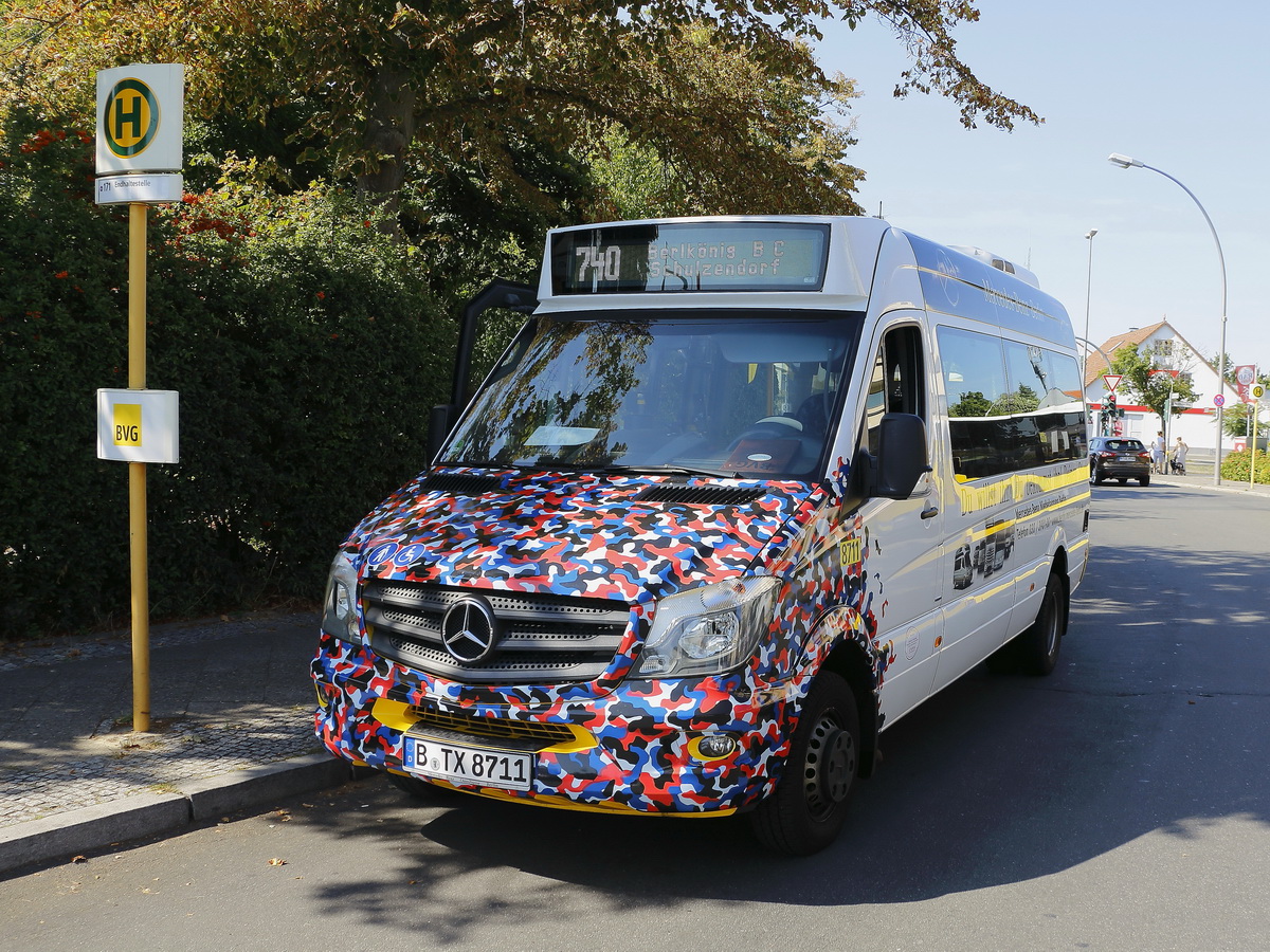 Der neue Shuttlebus der BVG verbindet Schulzendorf und Teile Zeuthens

mit dem Berliner Nahverkehr und macht so das Pendeln einfacher. Hier ein BerlK�nig BC (Linie 740) am U-Bahnhof Rudow am 23.08.2019.

