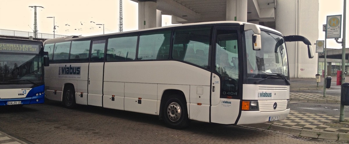 Diesen Mercedes-Benz O 404 15-RH habe ich am 22.03.2014 am Hauptbahnhof Ludwigshafen aufgenommen. Er geh�rt dem Busunternehmen Viabus.
