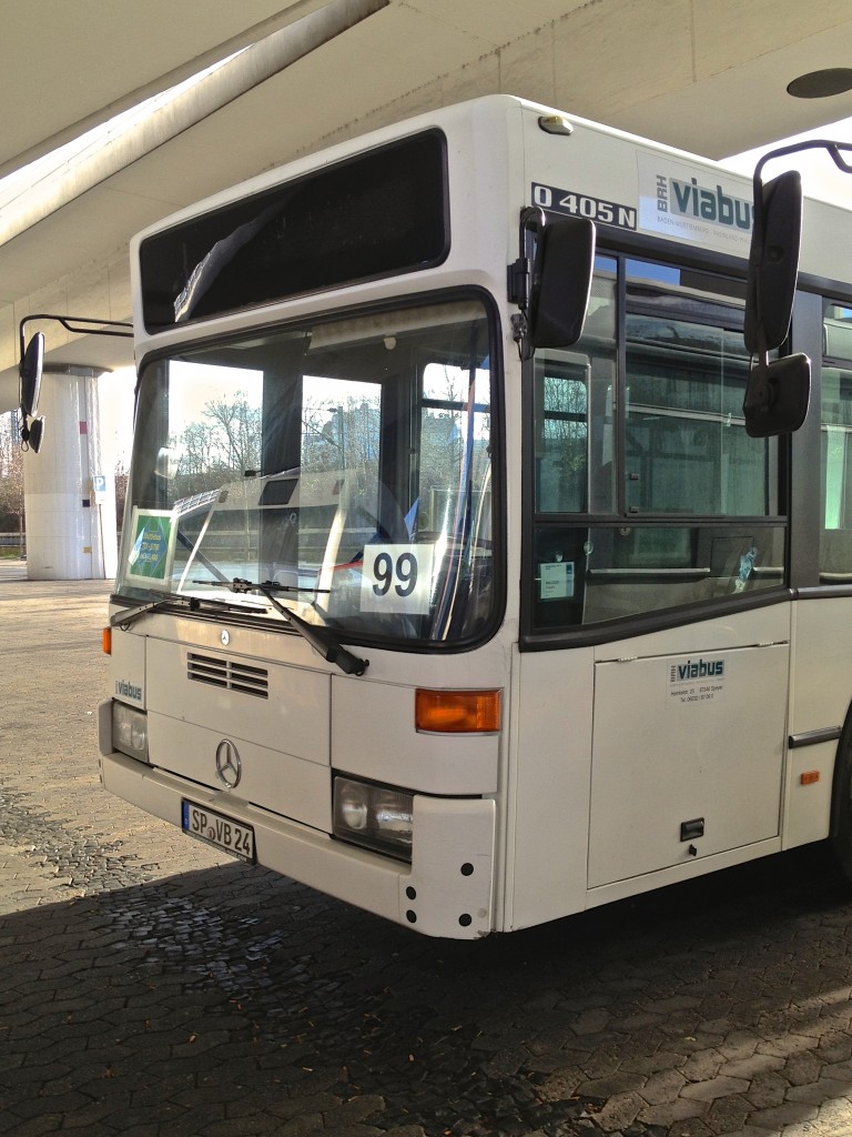 Dieser dreit�rige Mercedes-Benz O 405N2 von Viabus war am 23.12.2013 am Hauptbahnhof Ludwigshafen abgestellt.