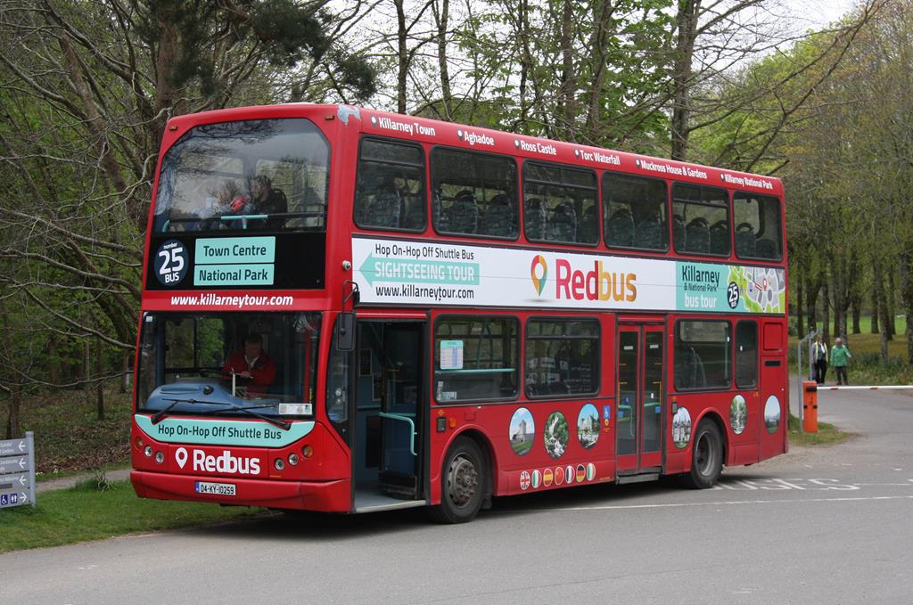 Doppelst�ckiger Rundfahrtbus auf Parkplatz am House Mukross in Irland am 12.4.2017.