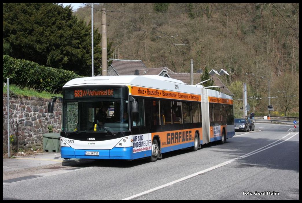 Ein HESS Vossloh Glieder O-Bus b�gelt am 12.5.2015 im Stadtteil Burg wieder an die Oberleitung an.