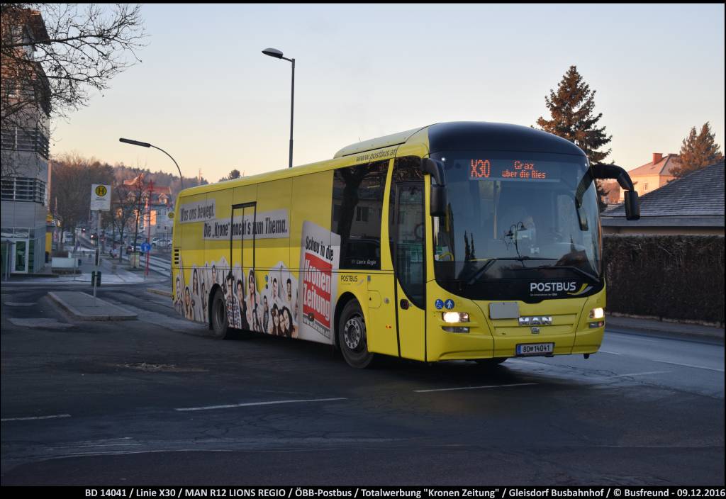 Ein MAN R12 LIONS REGIO mit Totalwerbung f�r eine �sterreichische Tageszeitung beim Busbahnhof Gleisdorf.
